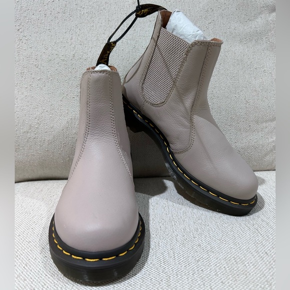 New! Dr. Martens 2976 Women’s Size 8 Leather Virginia Chelsea Boot Vintage Taupe - Picture 1 of 8